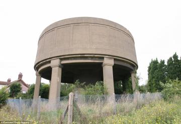 Житель Великобритании создал дом своей мечты из старой водонапорной башни (ФОТО)