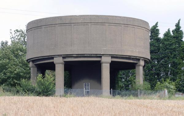 Житель Великобритании создал дом своей мечты из старой водонапорной башни (ФОТО)