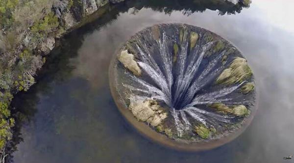 Портал в другое измерение: секрет воронки на горном озере в Португалии (ФОТО)
