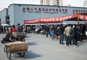 В Китае автобус въехал в толпу людей на рынке, есть жертвы