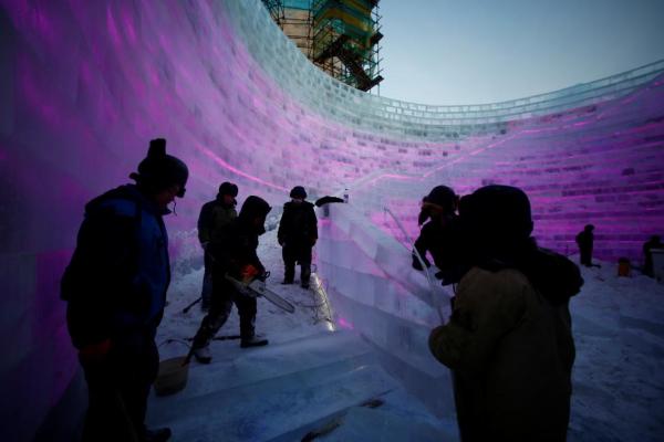Невероятное зрелище: как в Китае готовятся к самому яркому зимнему фестивалю в мире (ФОТО)