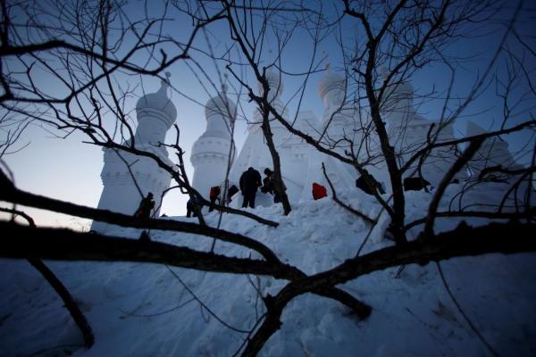 Невероятное зрелище: как в Китае готовятся к самому яркому зимнему фестивалю в мире (ФОТО)