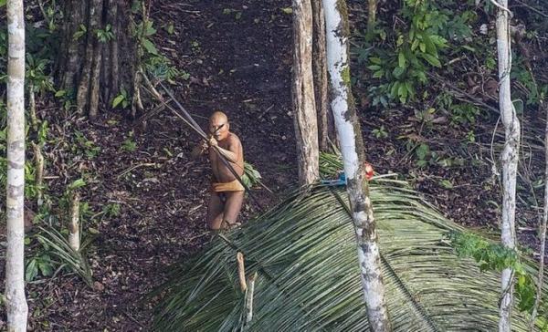 Бразильский фотограф обнаружил племя, которое никогда не контактировало с внешним миром (ФОТО)