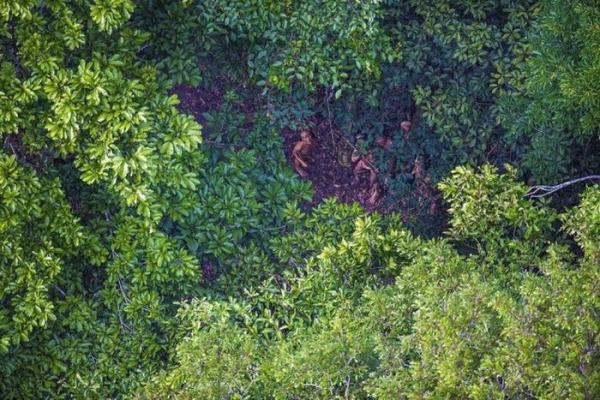 Бразильский фотограф обнаружил племя, которое никогда не контактировало с внешним миром (ФОТО)