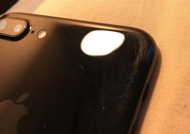 Как выглядит iPhone 7 Plus Jet Black после нескольких месяцев использования (ФОТО)