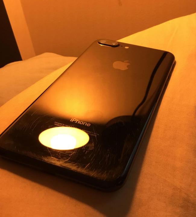 Как выглядит iPhone 7 Plus Jet Black после нескольких месяцев использования (ФОТО)
