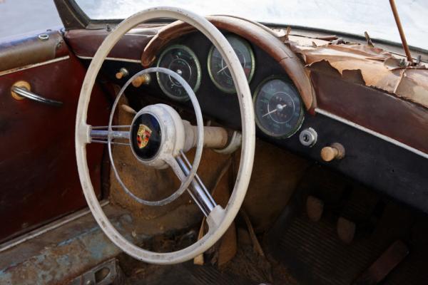 Забытый и покинутый: эксклюзивный Porsche, простоявший 42 года без дела (ФОТО)