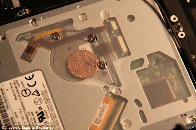 Внутри новых MacBook Pro находят загадочные монеты (ФОТО)