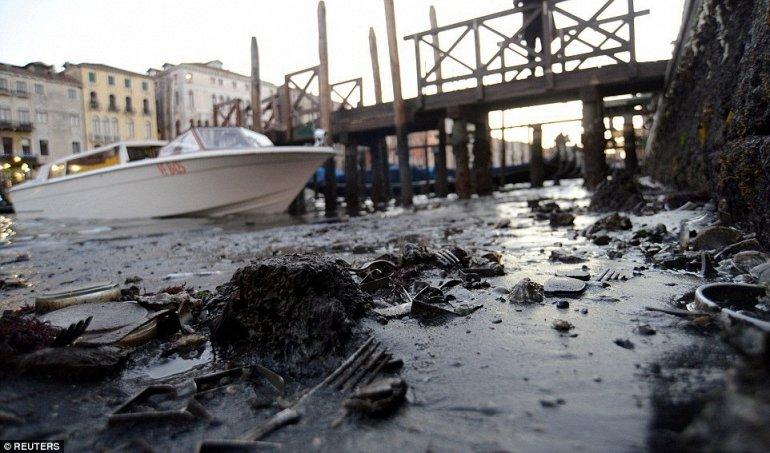 Аномальное явление оставило каналы Венеции без воды (ФОТО)