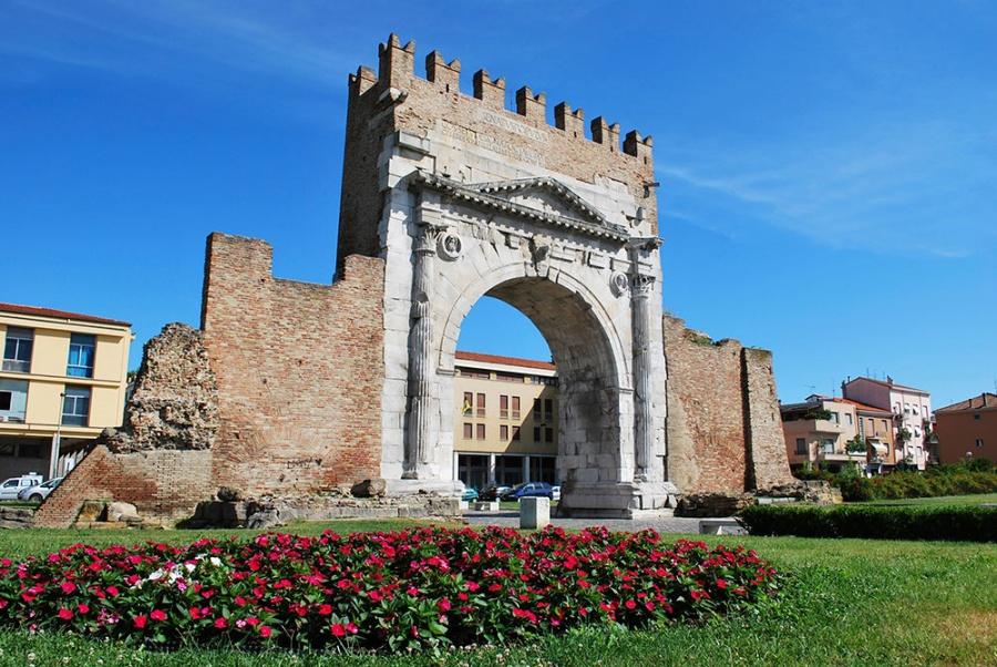 Арка Августа - самая старинная арка в Италии (ФОТО)