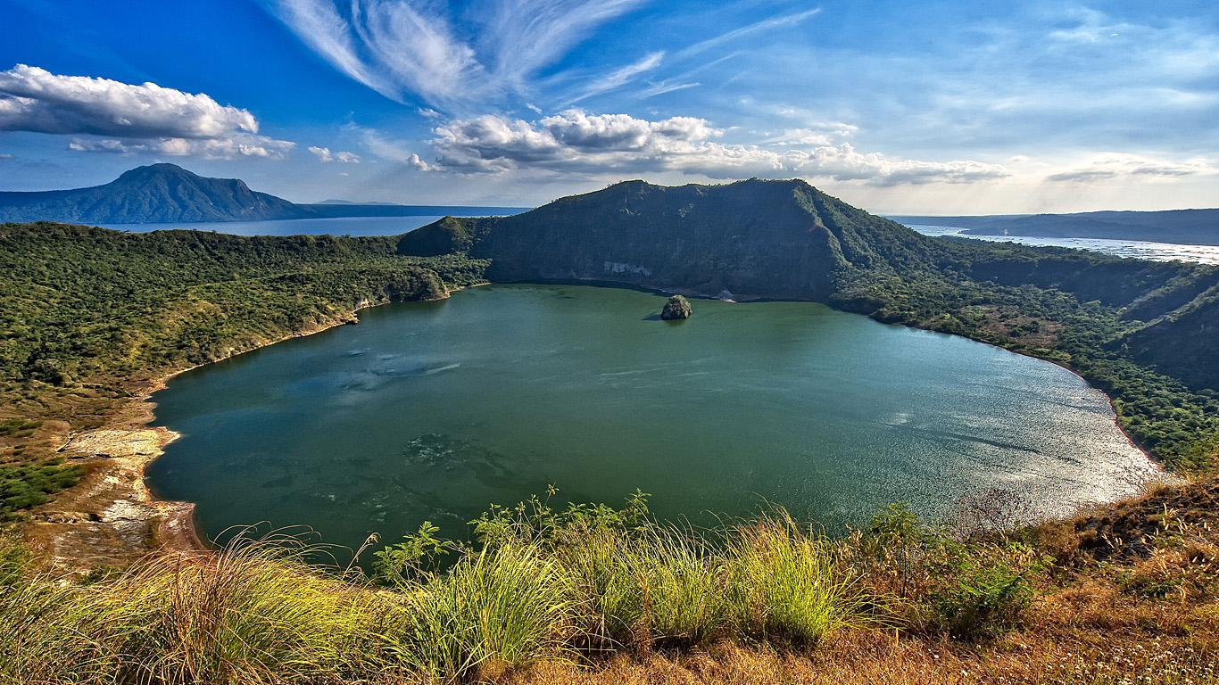 Гроза богов в миниатюре. Самый маленький в мире вулкан Тааль (ФОТО)