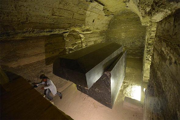 В Гизе обнаружили 24 зловещих саркофага (ФОТО)