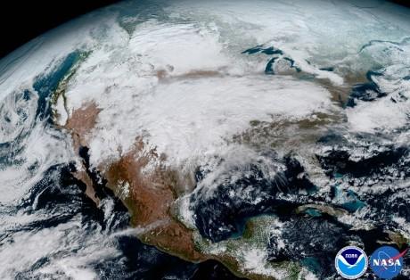Новый спутник NASA сделал завораживающие снимки Земли (ФОТО)