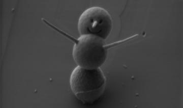 Ученые создали самого маленького снеговика на свете