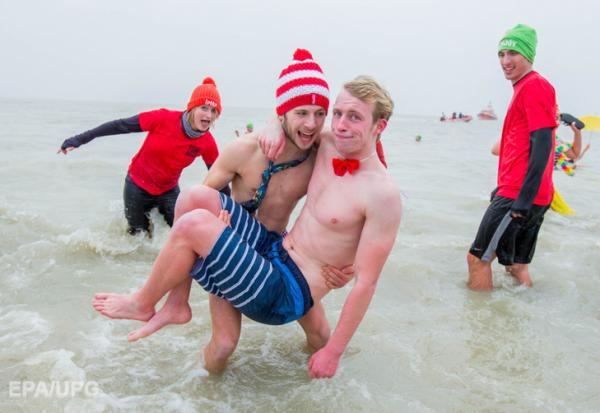 Холодно и весело: новогодние купания в Бельгии (ФОТО)