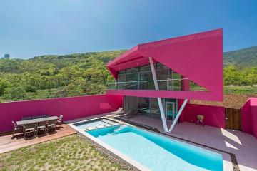 Жизнь в розовом цвете: оригинальное жилище в ярких оттенках (ФОТО)