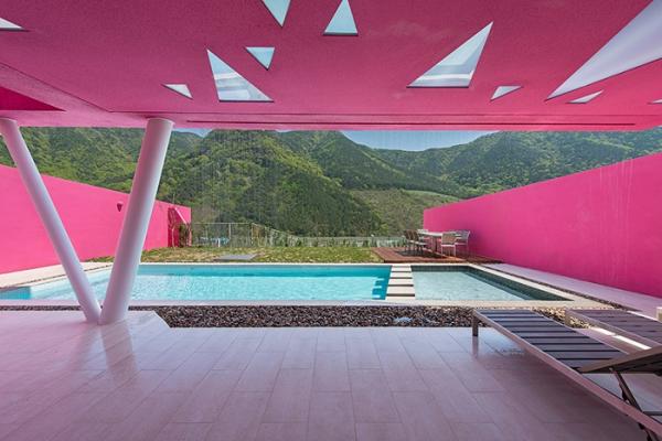 Жизнь в розовом цвете: оригинальное жилище в ярких оттенках (ФОТО)