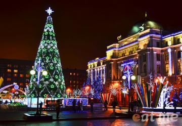Символы праздника: пять самых высоких новогодних елок в Украине (ВИДЕО)
