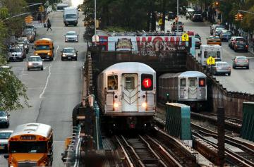 В Нью-Йорке поезд сошел с рельсов: более 100 пострадавших (ВИДЕО)