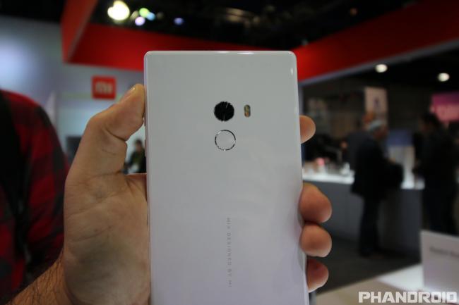 В Лас-Вегасе представили белый Xiaomi Mi Mix (ФОТО)