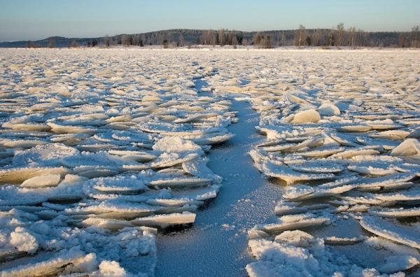 Онежское озеро покрылось необычным льдом (ФОТО)