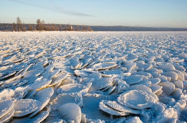 Онежское озеро покрылось необычным льдом (ФОТО)