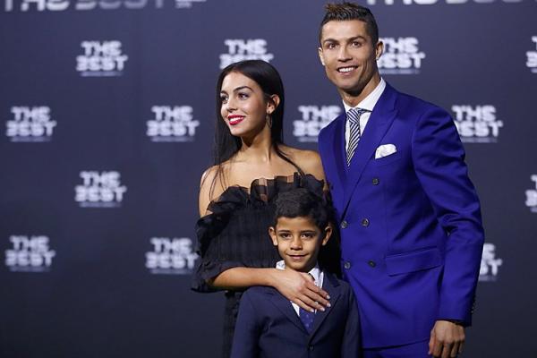 Роналду показал свою возлюбленную с сыном (ФОТО)