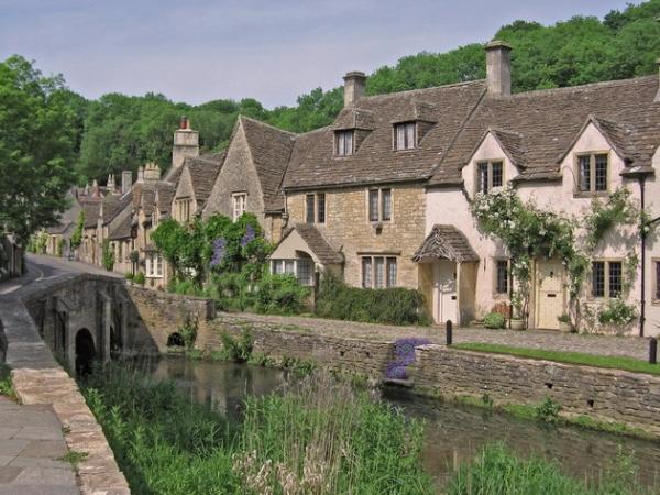 Жизнь словно в сказке: как выглядит  самая живописная деревня Англии (ФОТО)