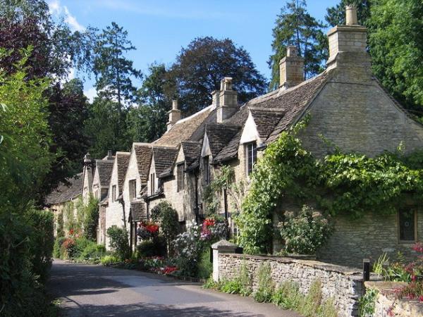 Жизнь словно в сказке: как выглядит  самая живописная деревня Англии (ФОТО)
