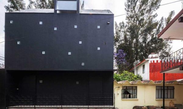 Оптимизация ограниченного пространства: дом, построенный на участке всего в 10,7 кв. метров  (ФОТО)