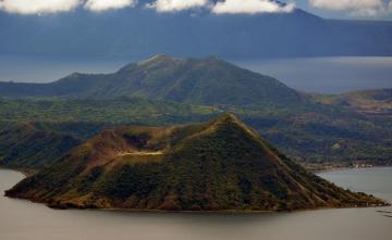 Гроза богов в миниатюре. Самый маленький в мире вулкан Тааль (ФОТО)