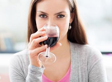 Ученые рекомендуют пить вино перед сном, чтобы похудеть