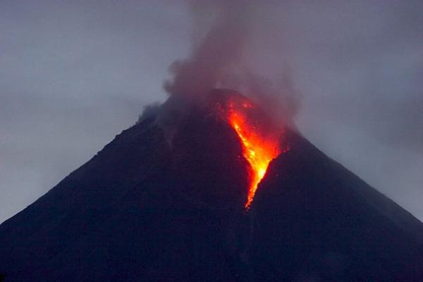 “Гора огня” среди живописных пейзажей: один из самых опасных вулканов в мире (ФОТО)