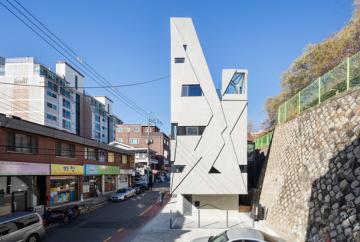 Оригинальный дизайн: узкий жилой дом в оживленном районе Сеула (ФОТО)