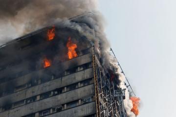 В Тегеране рухнул небоскреб с пожарными внутри (ВИДЕО)