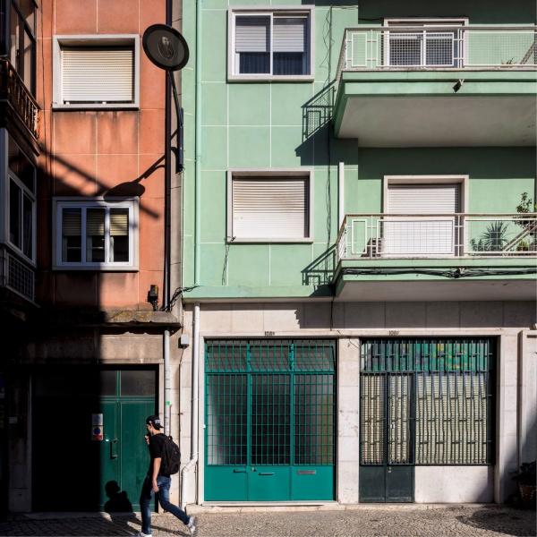 Умельцы из Португалии превратили обычный гараж в комфортабельное жилье  (ФОТО)