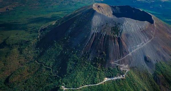 Величественный гигант: единственный действующий вулкан континентальной Европы (ФОТО)