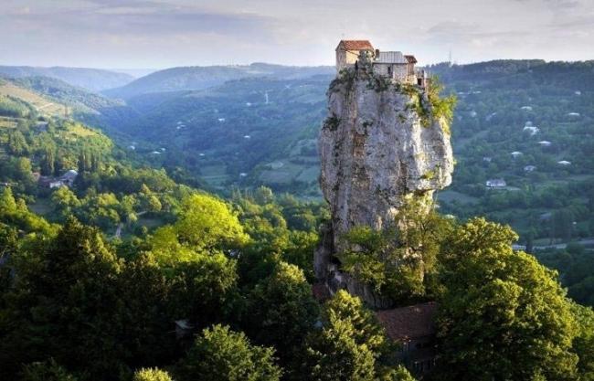 15 экстремальных домов, построенных в необычных местах (ФОТО)