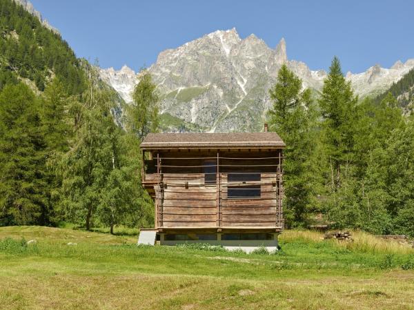Чудесная трансформация: комфортабельный дом внутри старого амбара в Швейцарских Альпах (ФОТО)