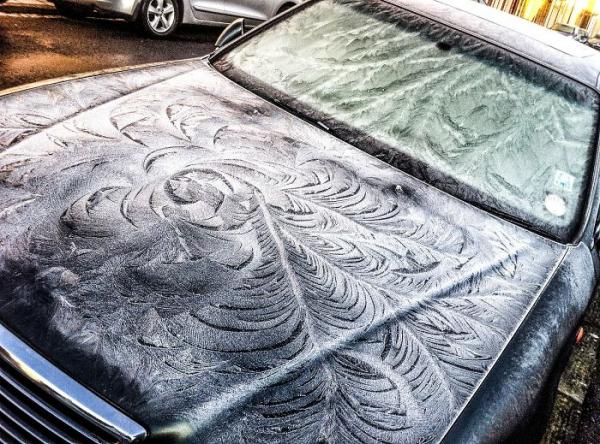 Зимние красоты: как мороз превращает автомобили в предметы искусства (ФОТО)