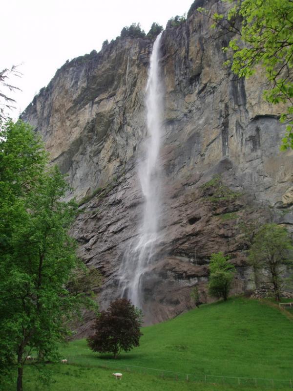 Магнит для туристов: как выглядит одна из красивейших природных достопримечательностей Швейцарии (ФОТО)