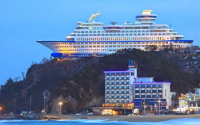 Лайнер на вершине утеса - необычный отель в Южной Корее (ФОТО)