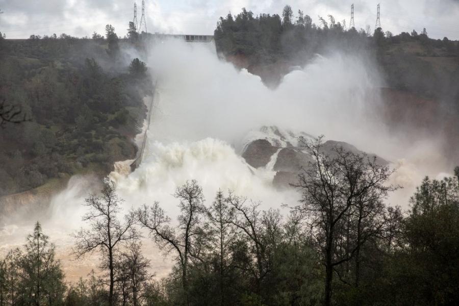 Массовая эвакуация: В Калифорнии прорывает плотину Оровилл (ФОТО)