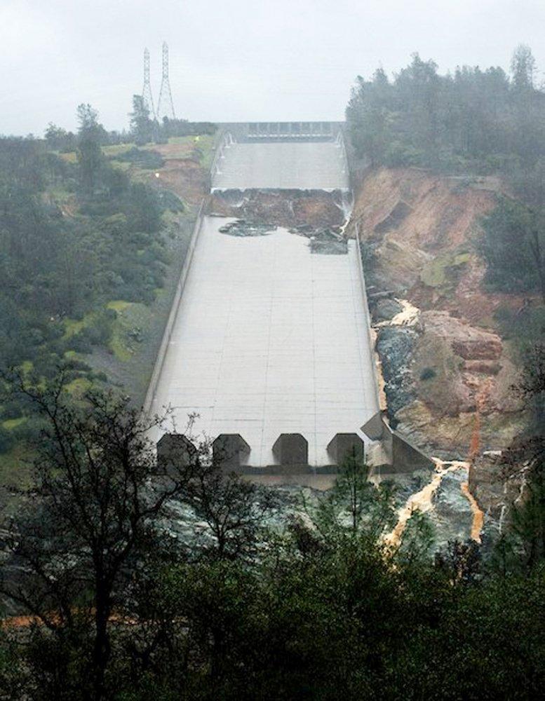Массовая эвакуация: В Калифорнии прорывает плотину Оровилл (ФОТО)