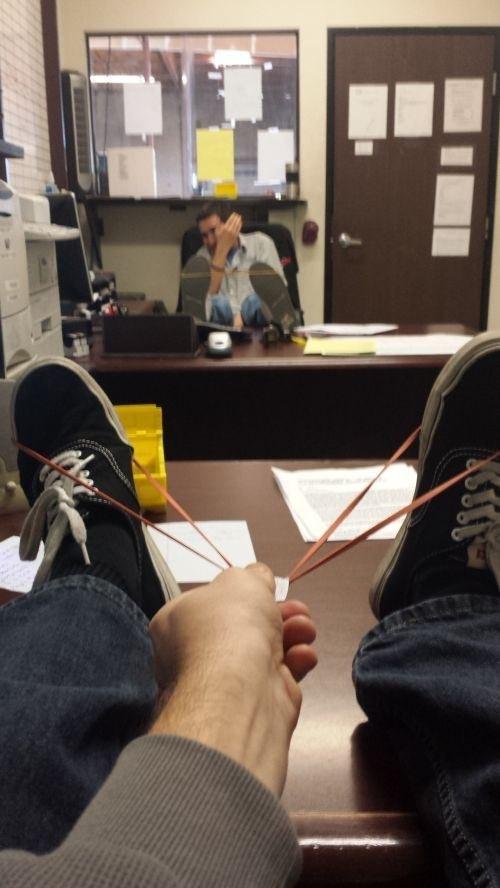 20 сумасшедших фото о том, как развлекаются офисные работники (ФОТО)