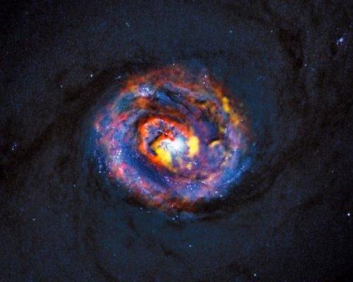В галактике разглядели загадочную светящуюся туманность‍