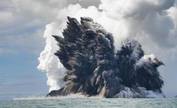 Вулкан заставил кипеть Тихий океан (ВИДЕО)