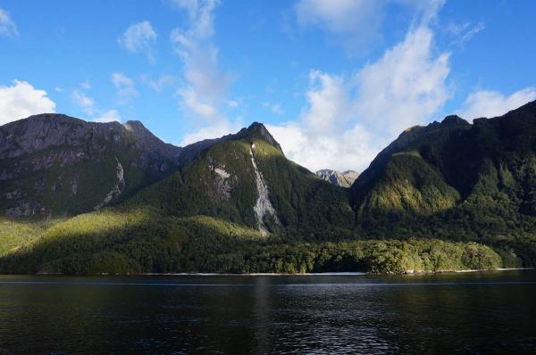 Озеро Манапоури в Новой Зеландии – синий кристалл в горах Южного острова (ФОТО)