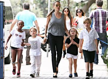 Анджелина Джоли планирует усыновить еще одного ребенка