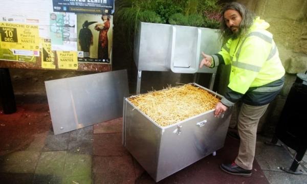 В Париже появились клумбы с писсуарами (ФОТО)	